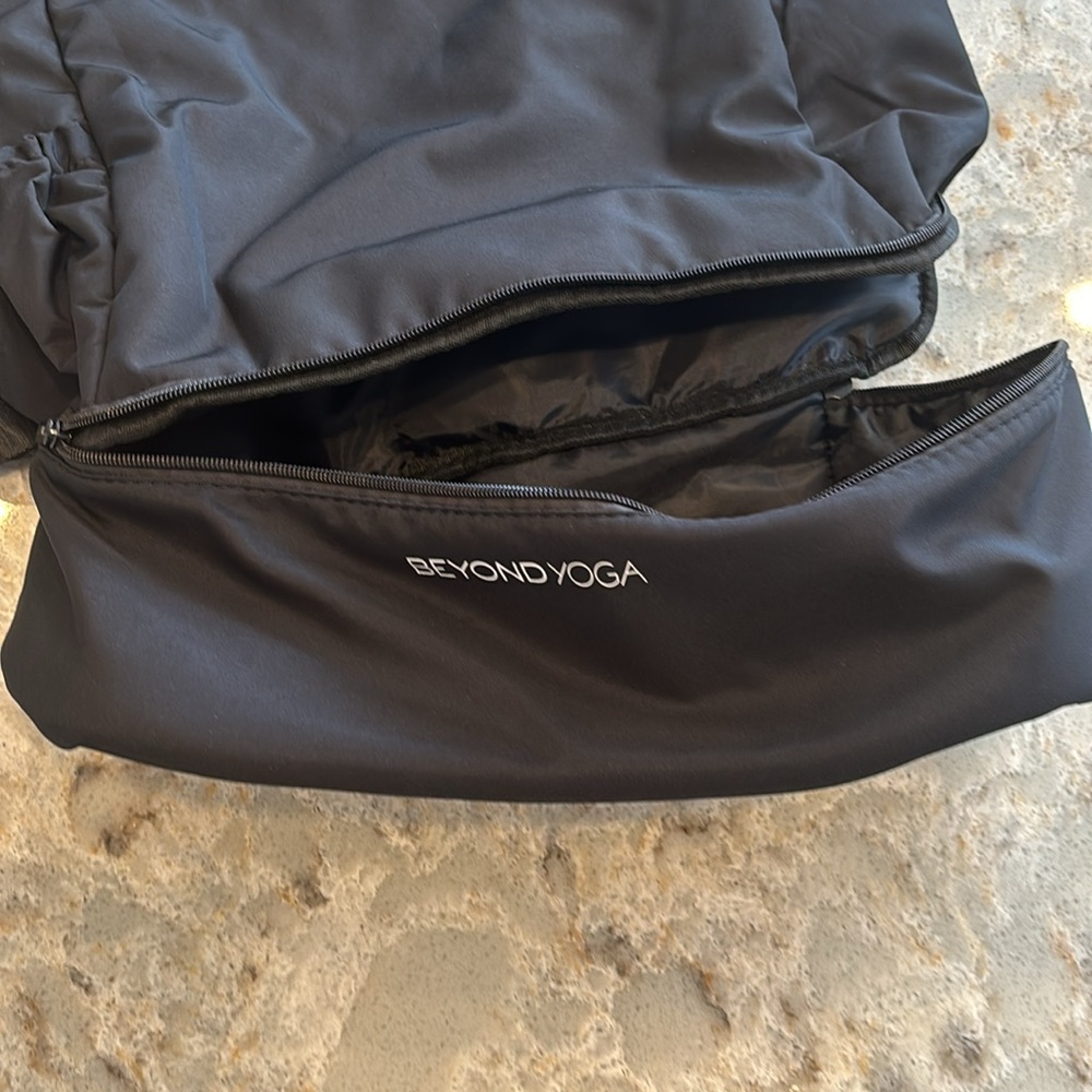 Beyond Yoga Convertible Bag, adjustable backpack straps. - Picture 5 of 6